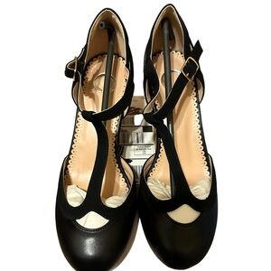 Journee Collection Olina wide width. New in Box